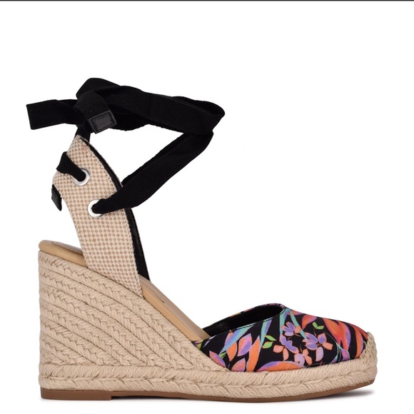 Nine West Friend Ankle Wrap Espadrille Wedge Sandals size 8.5 Black Tropical - Picture 4 of 8